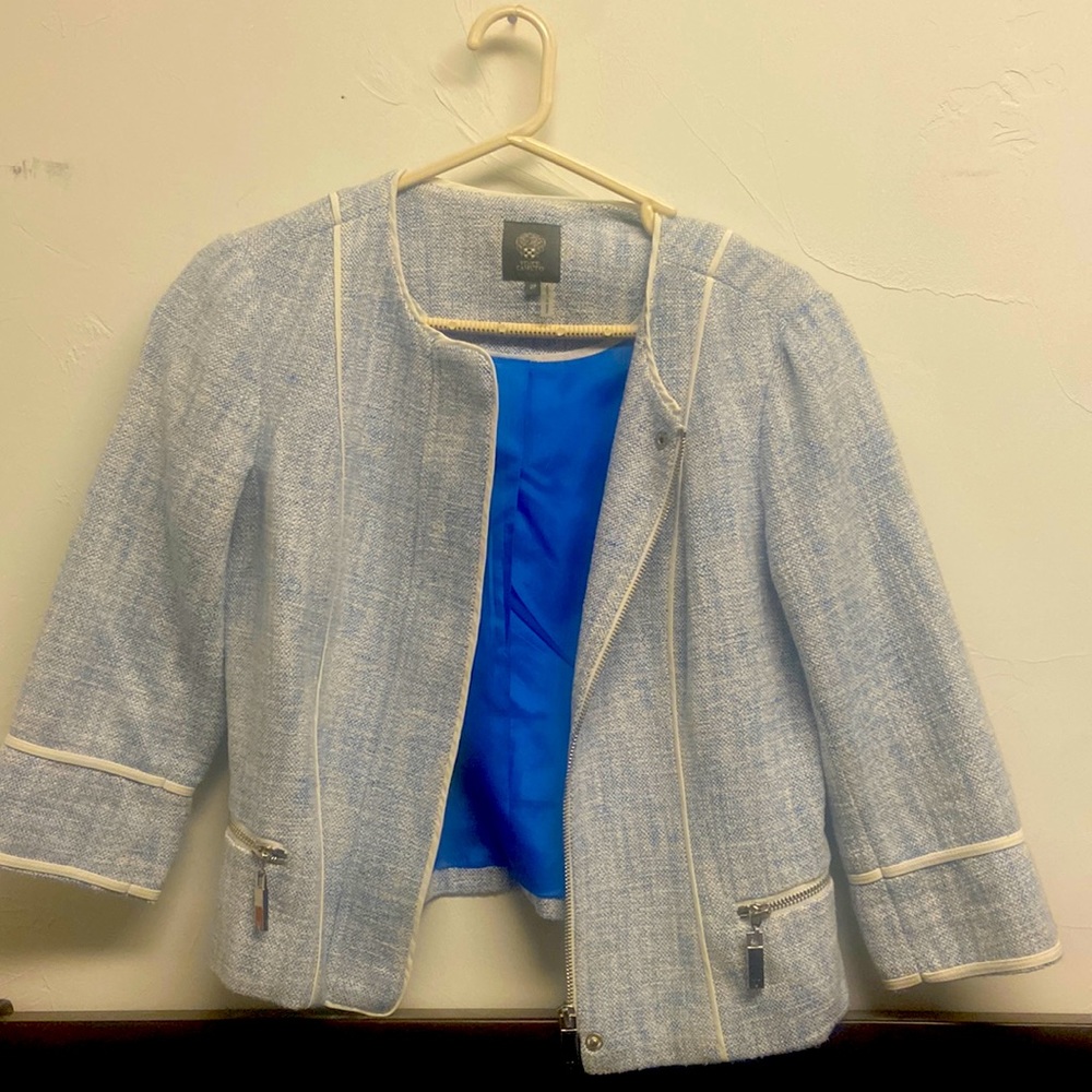 Vince Camuto cropped blazer. 3/4 sleeves, zipper pockets, snap button.